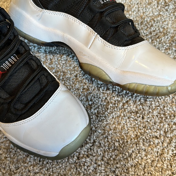 Jordan 11 Low Tuxedo - Picture 4 of 7